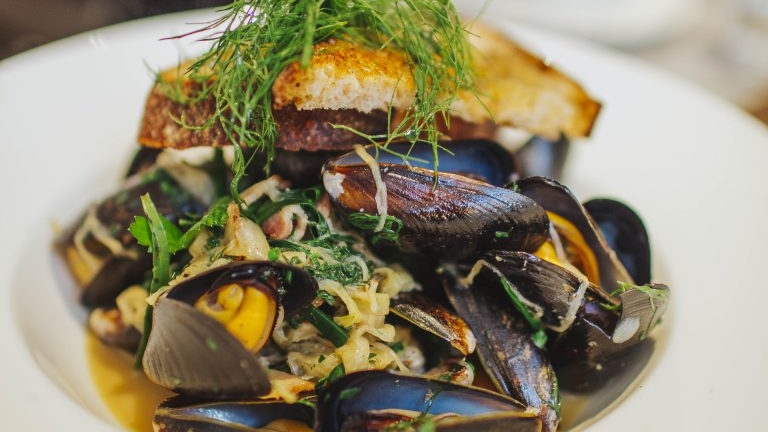 holts-cafe-vancouver-_-salt-spring-island-mussels