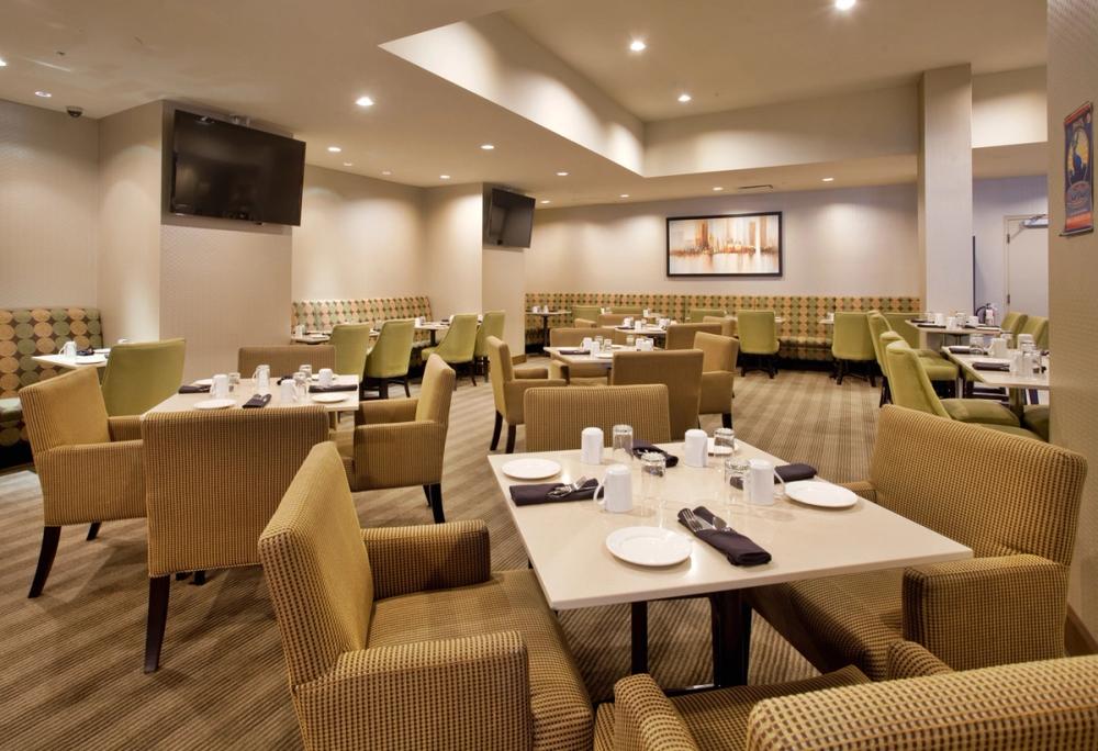 YVRBW-HI-Vancouver-Centre-Restaurant3--low-res0_b88ef545-5056-b3a8-49e709100181451e