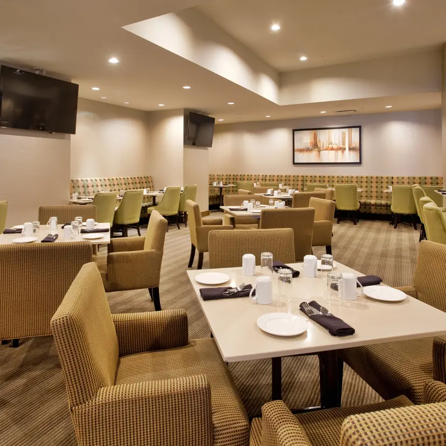 YVRBW-HI-Vancouver-Centre-Restaurant3--low-res0_b88ef545-5056-b3a8-49e709100181451e