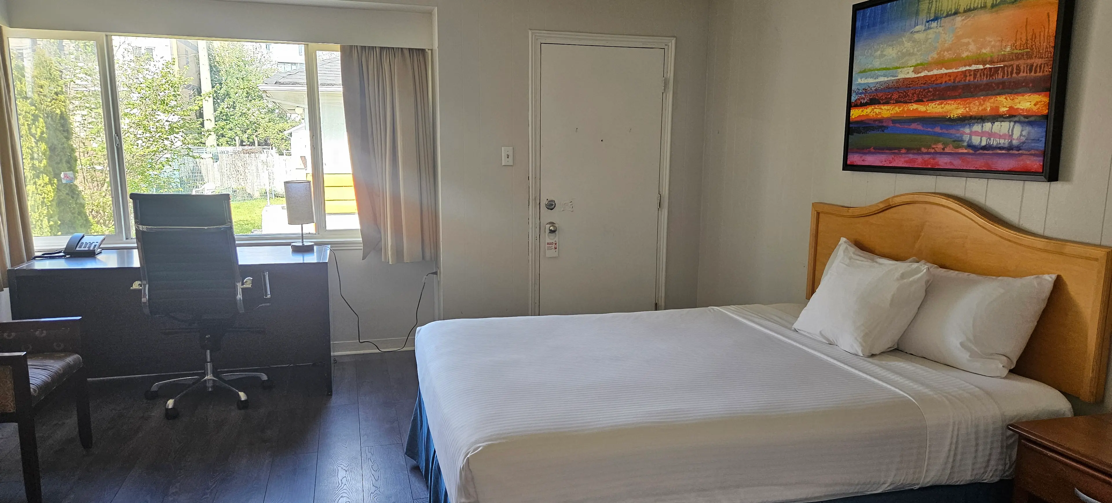 Suite with Queen bed and full kitchen