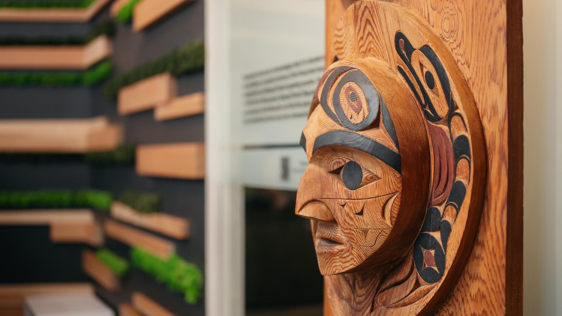 Hesquiaht
(Nuu-Chah-Nulth) totem pole