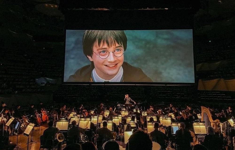 w-910h-580-4a4c69-harry_potter_philosophers_stone_concert-hero