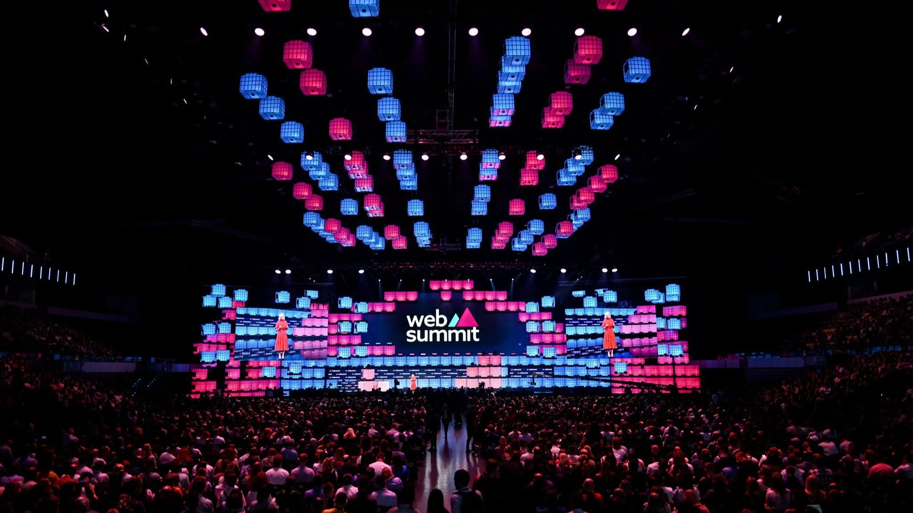 gbJ0NzMl-Web-Summit-Centre-Stage