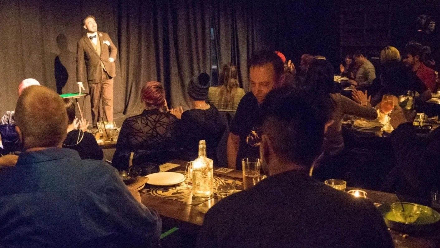 w-1415h-795-8f7e05-rob_hosting_audience