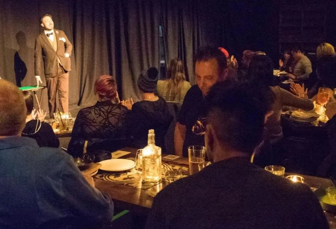 w-1415h-795-8f7e05-rob_hosting_audience