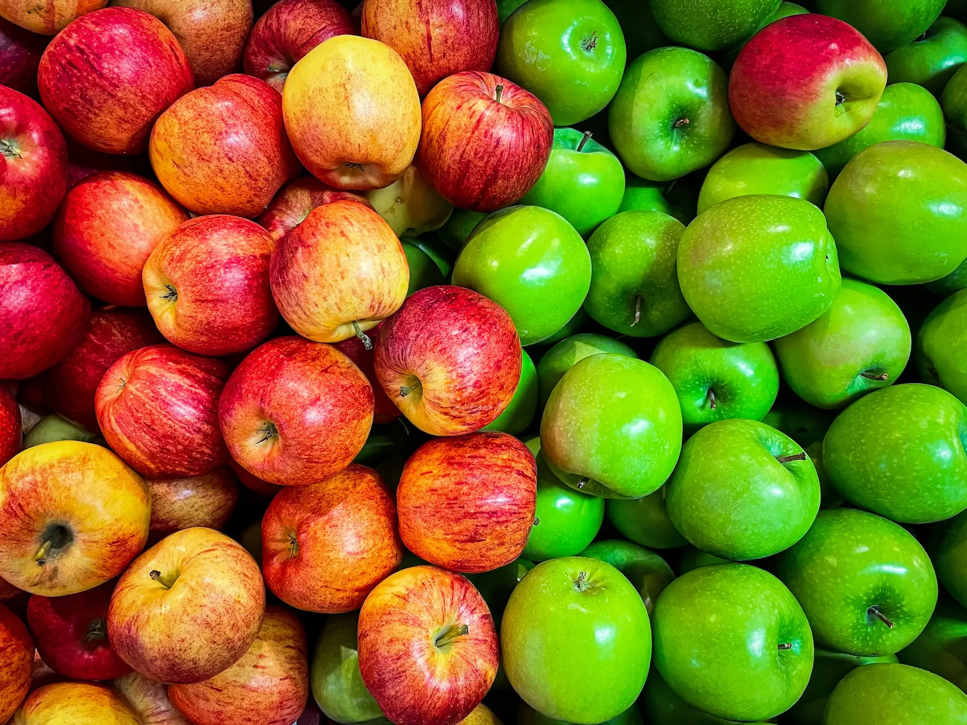 Two types of apples for sale at a farm stand