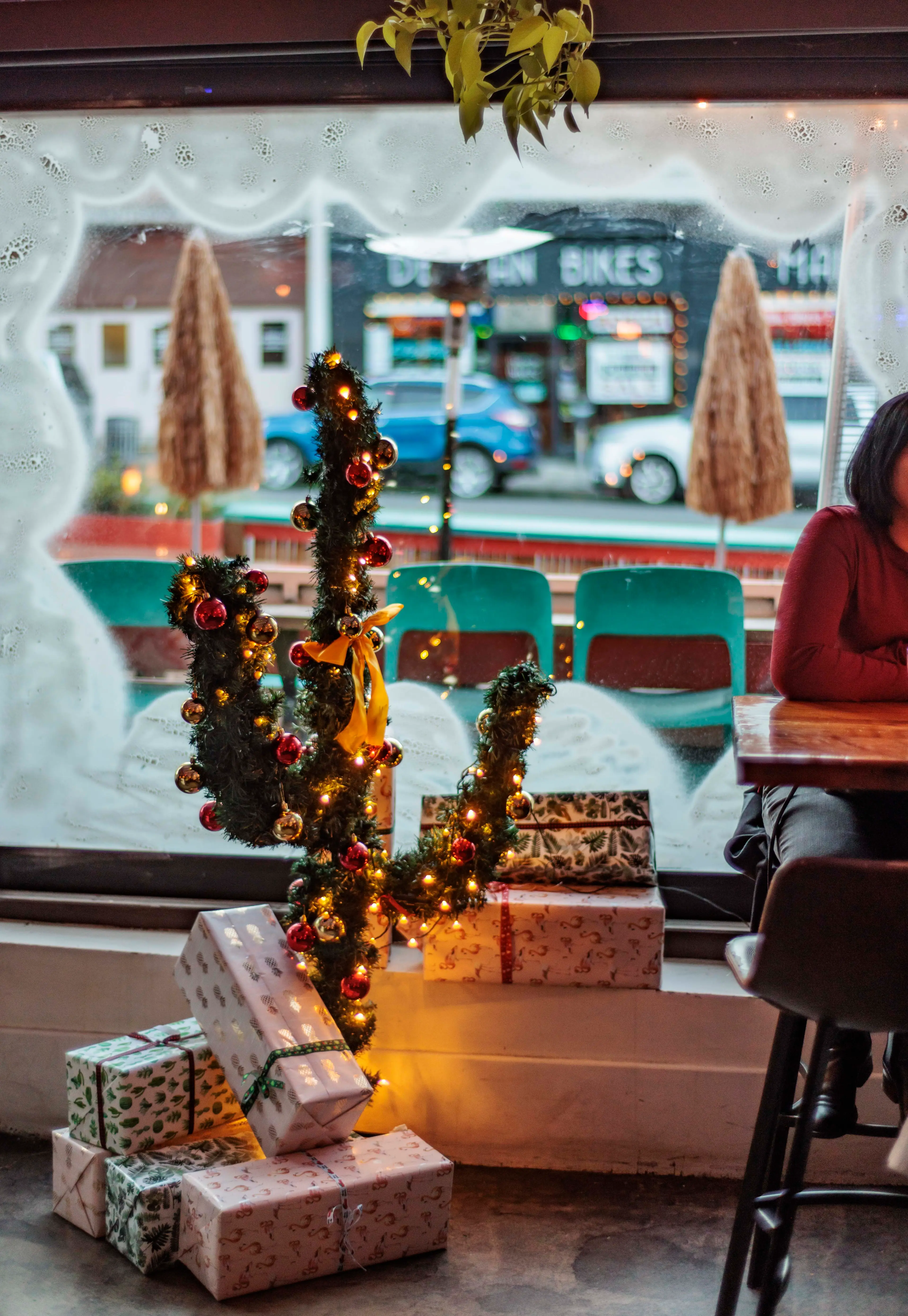 A decorated cactus and presents at Tocador
