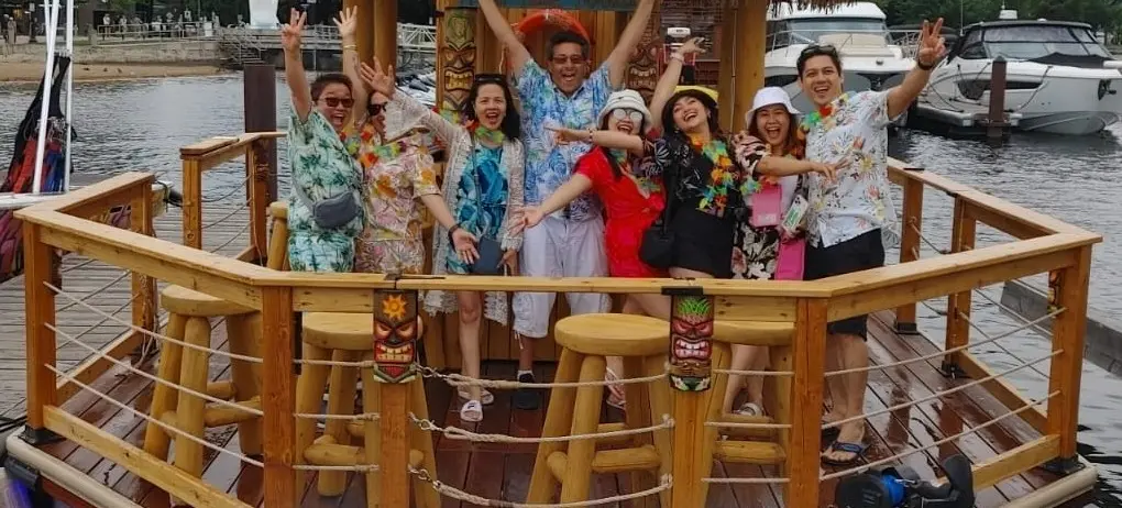 Tiki boat