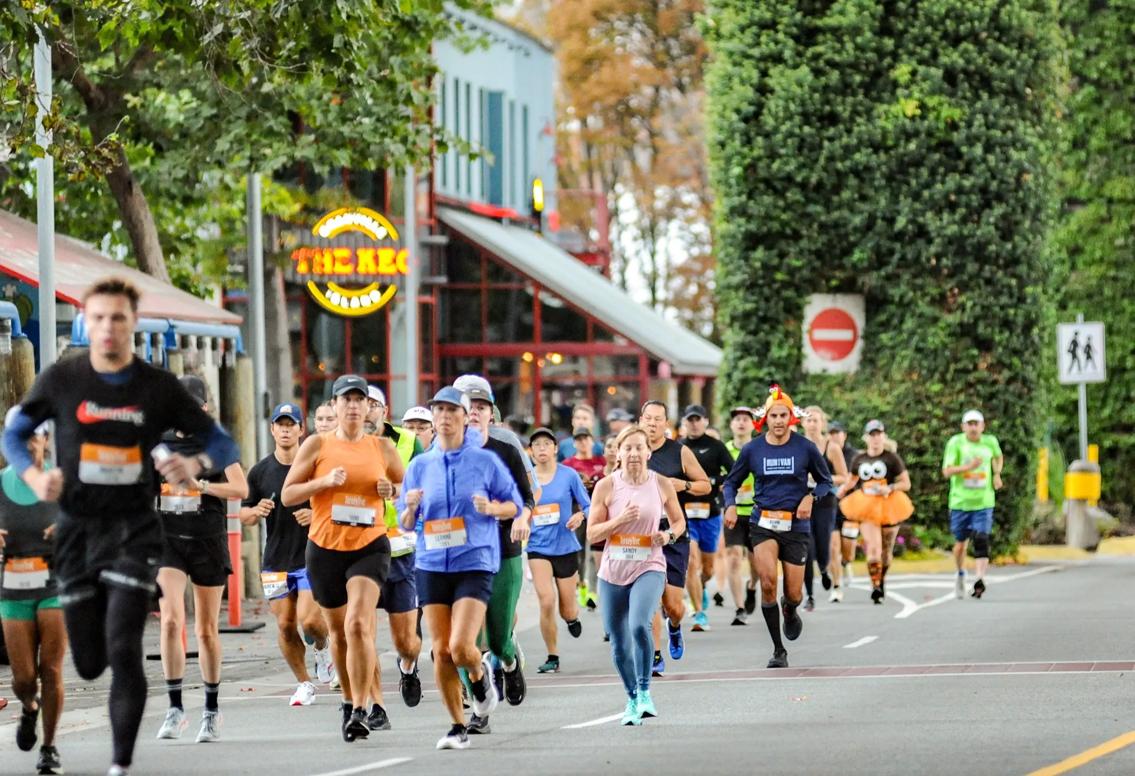 w-2793h-1571-c50e8a-TT-04-2023-OCT_8512-race-GranvilleIslandTurkeyTrot-ClarenceChan-RUNVAN