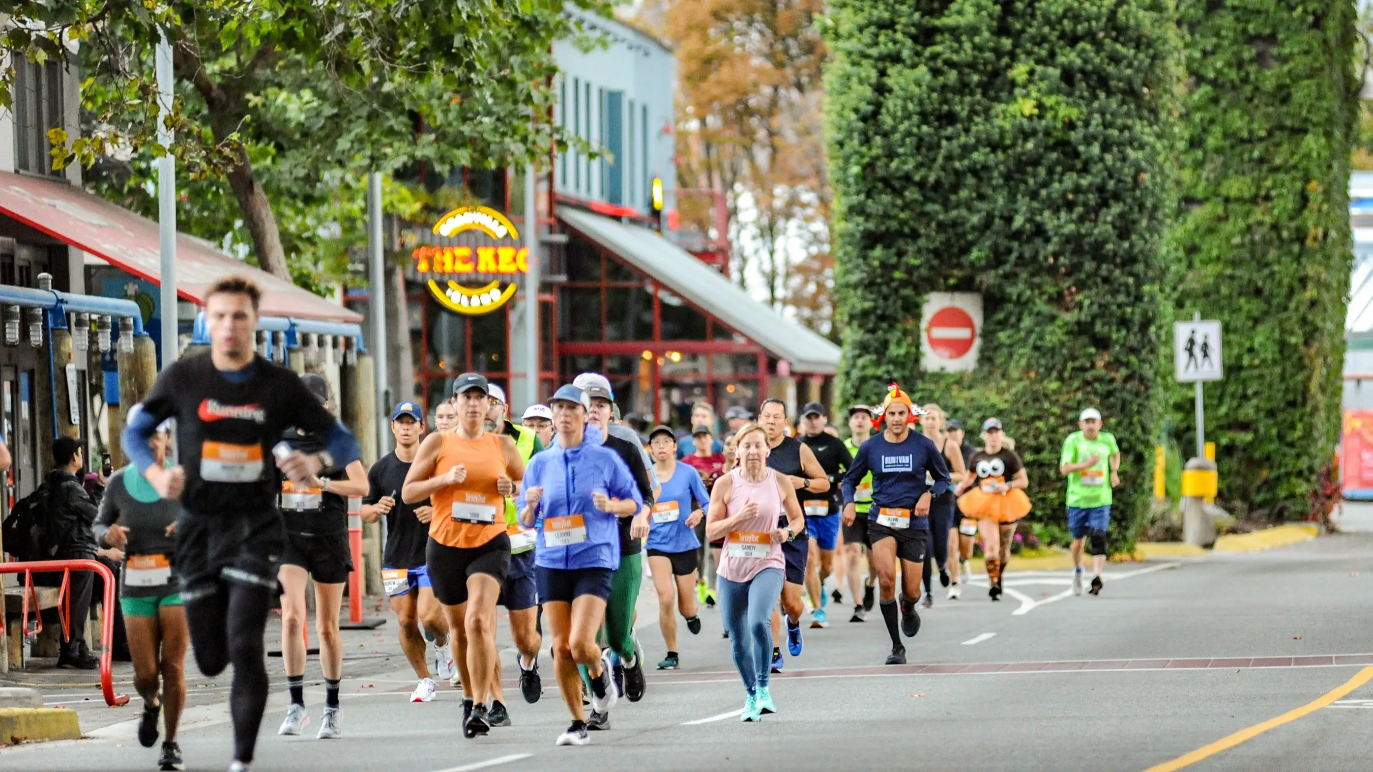 w-2793h-1571-c50e8a-TT-04-2023-OCT_8512-race-GranvilleIslandTurkeyTrot-ClarenceChan-RUNVAN