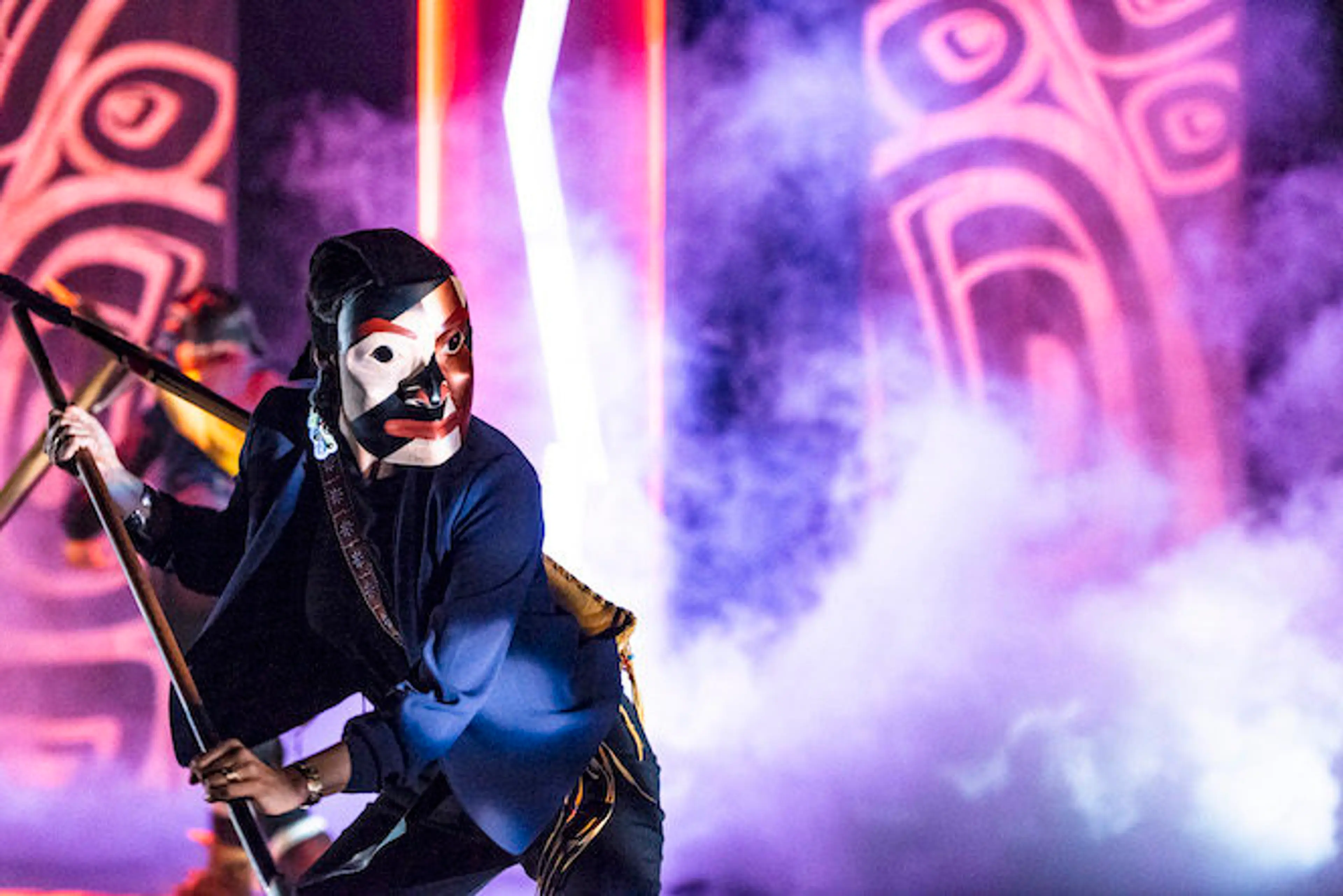 Mînowin mesmerizes with Indigenous dance in a multi-media setting