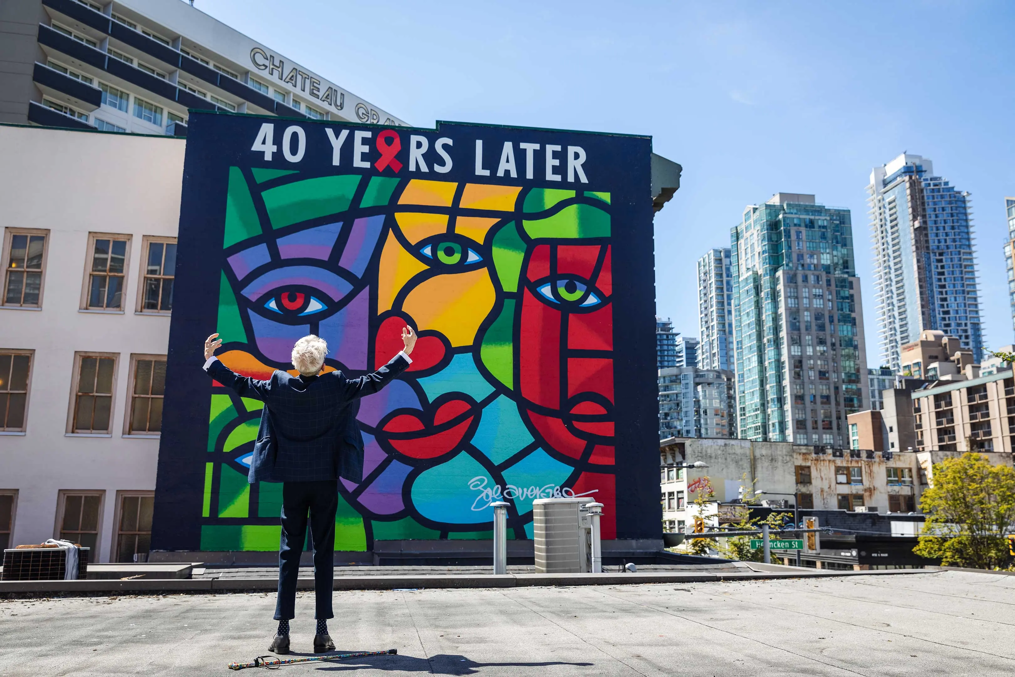 Joe Average in front of his mural One World, One Hope – 40 Years Later