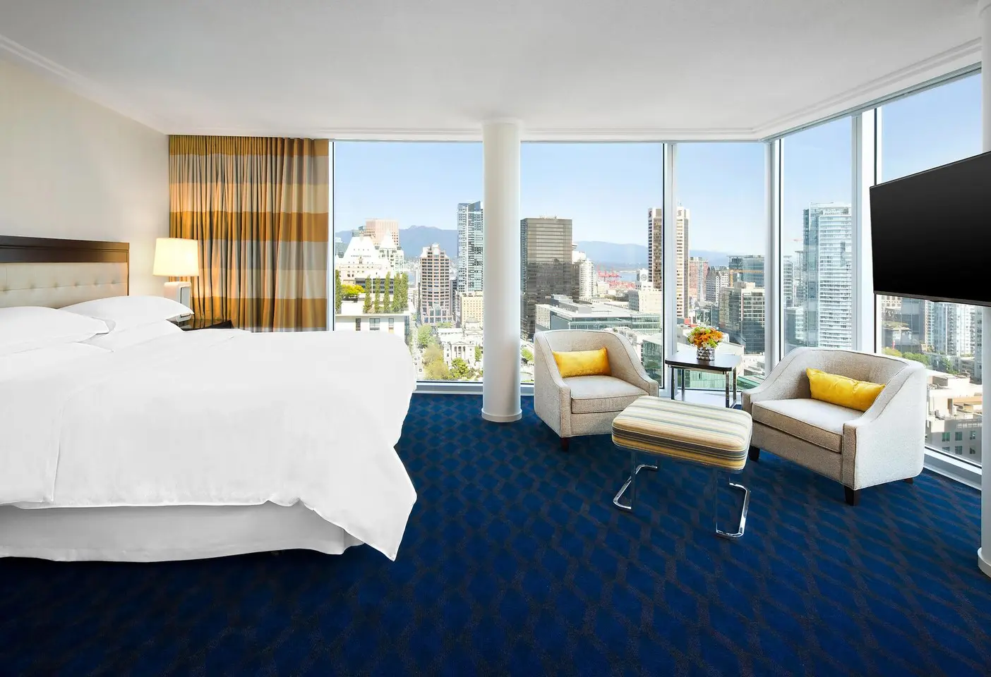 Deluxe Corner Guest Room