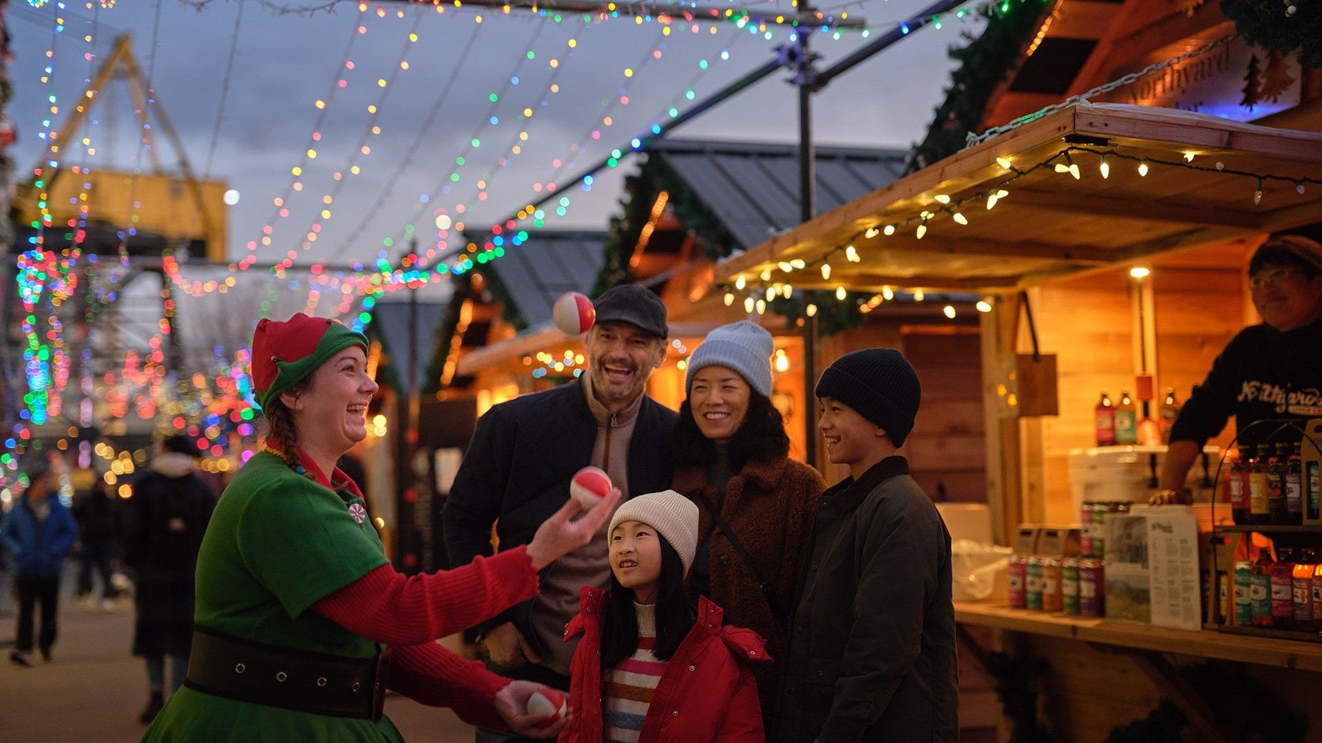 w-1920h-1080-bff0dd-KS099-HK-DvanHoliday24-Shipyards-XmasMarket-05903