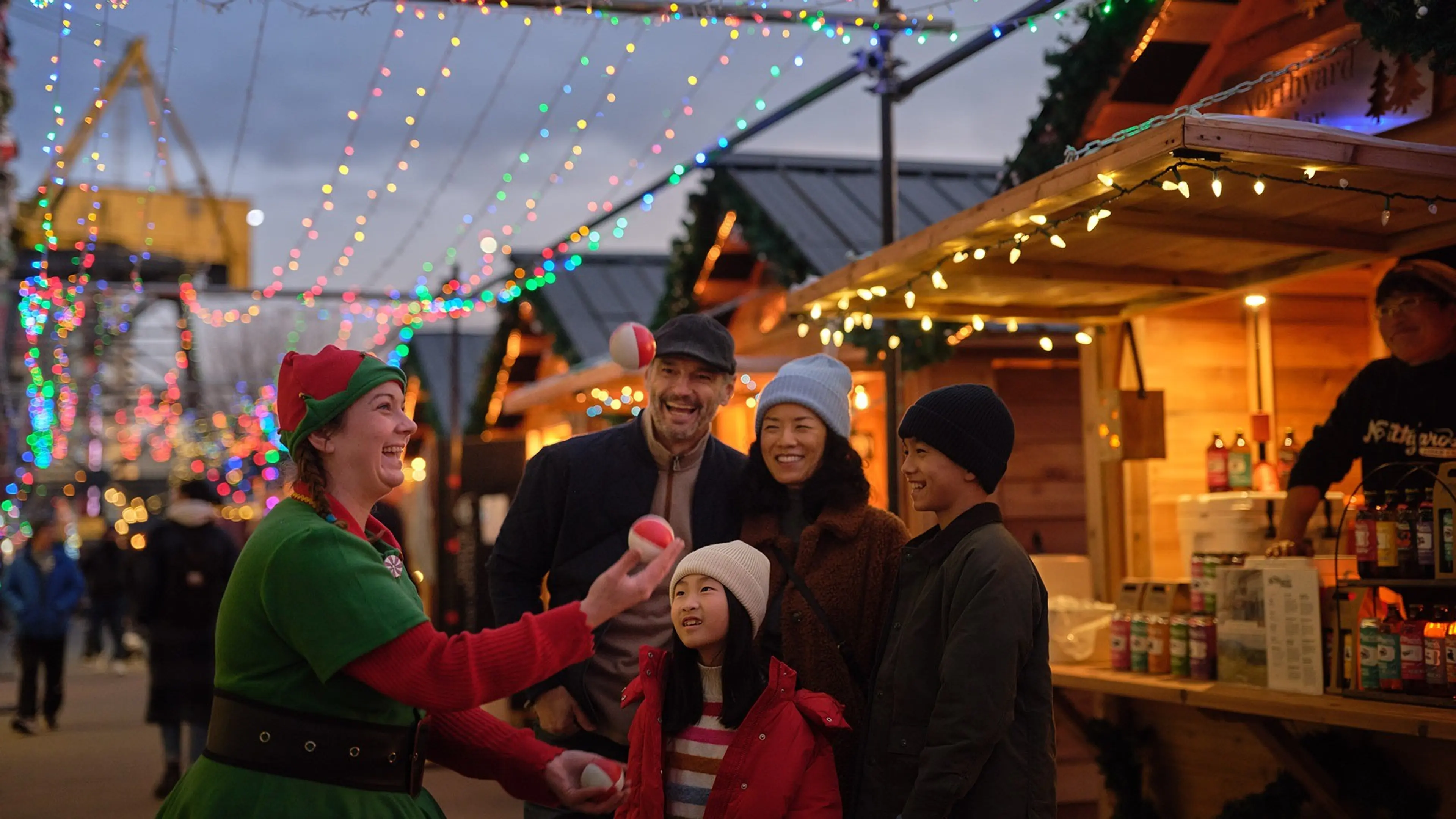 w-1920h-1080-bff0dd-KS099-HK-DvanHoliday24-Shipyards-XmasMarket-05903