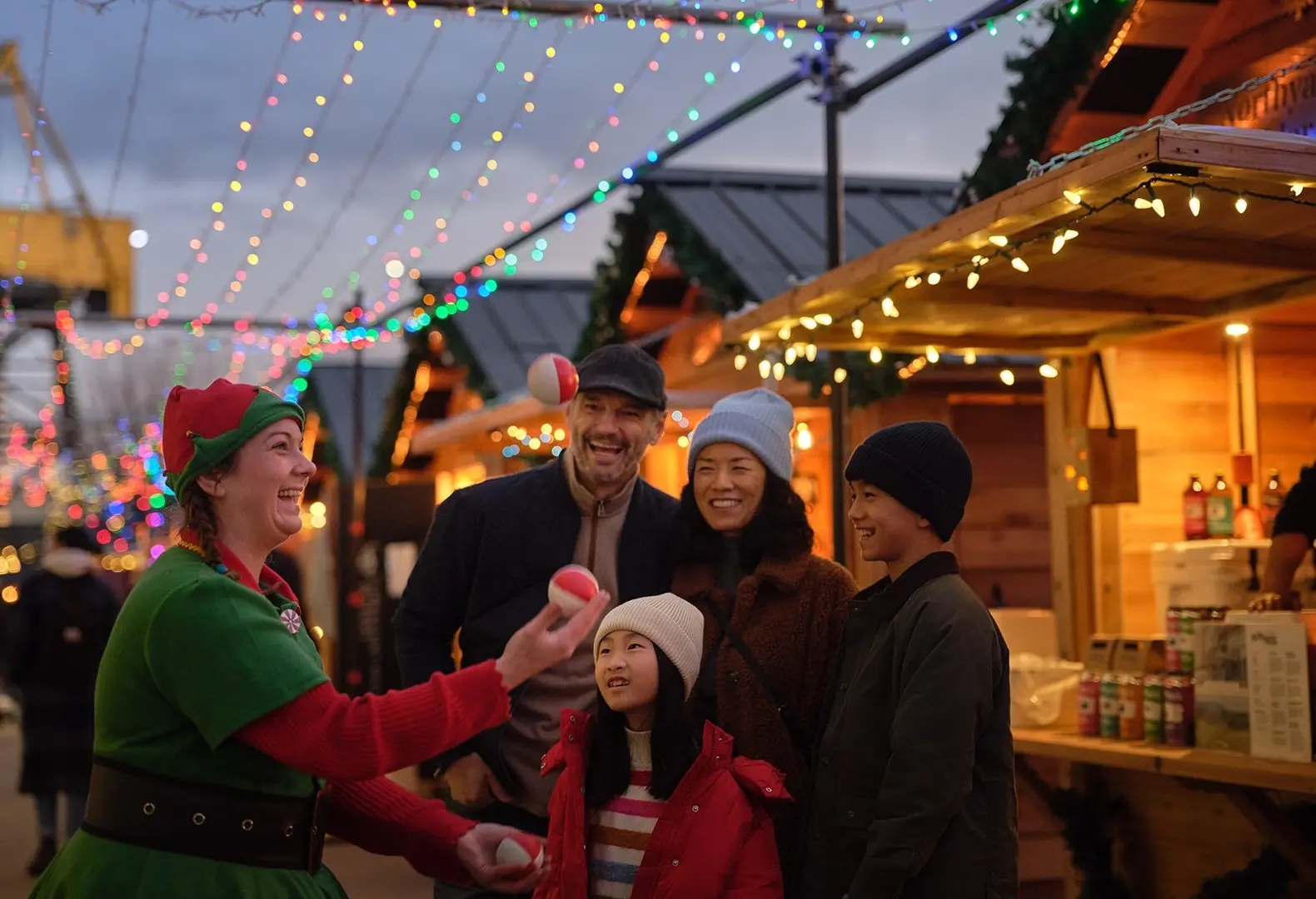 w-1920h-1080-bff0dd-KS099-HK-DvanHoliday24-Shipyards-XmasMarket-05903