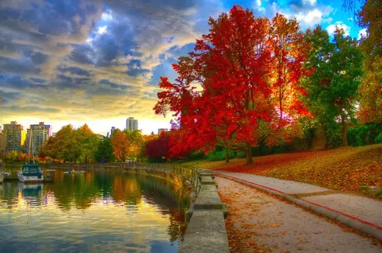 Stanley Park Seawall | Photo: Onur Kurtic