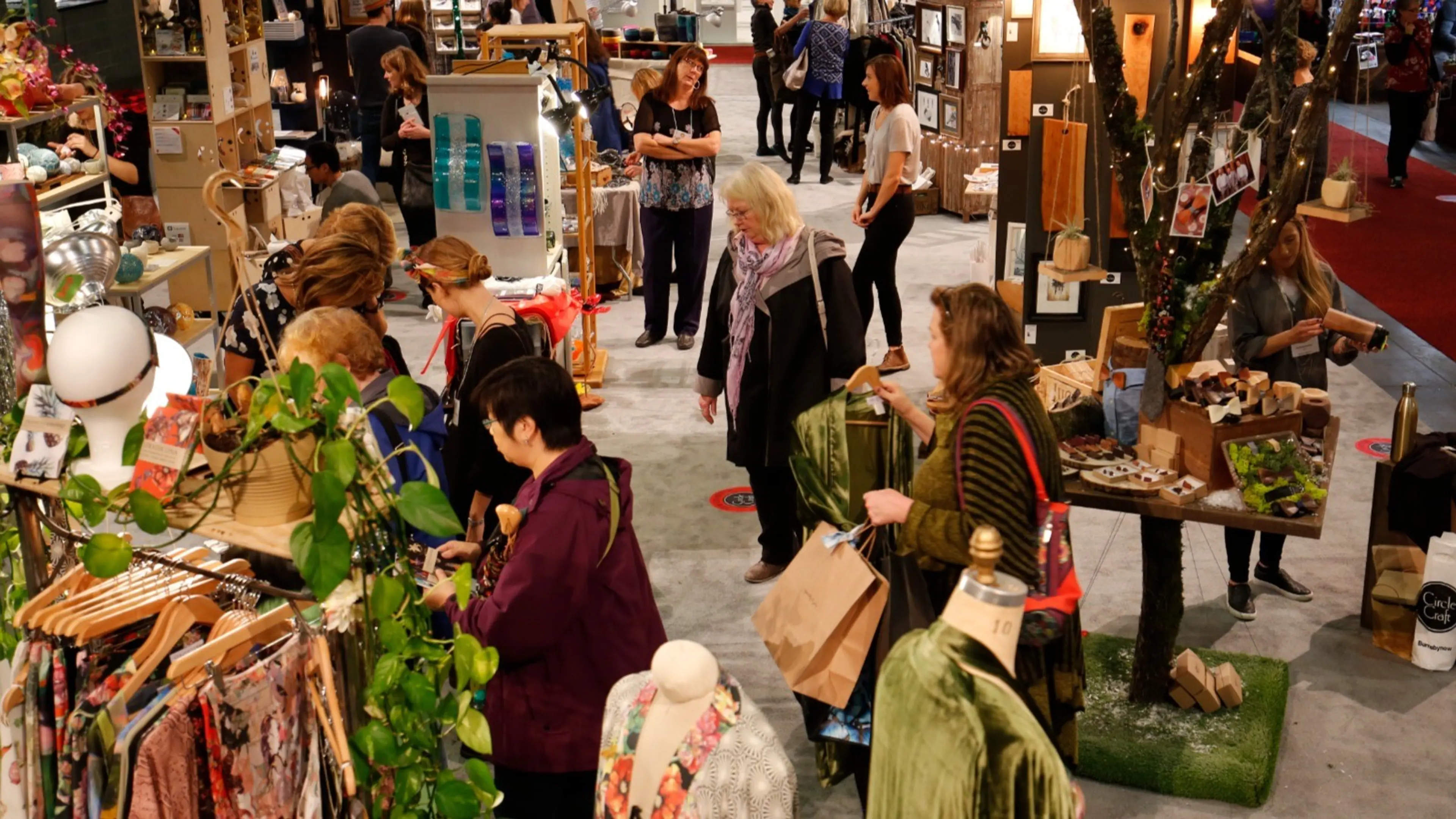cc-market-shoppers-at-the-market-photocredit-circle-craft-holiday-market1