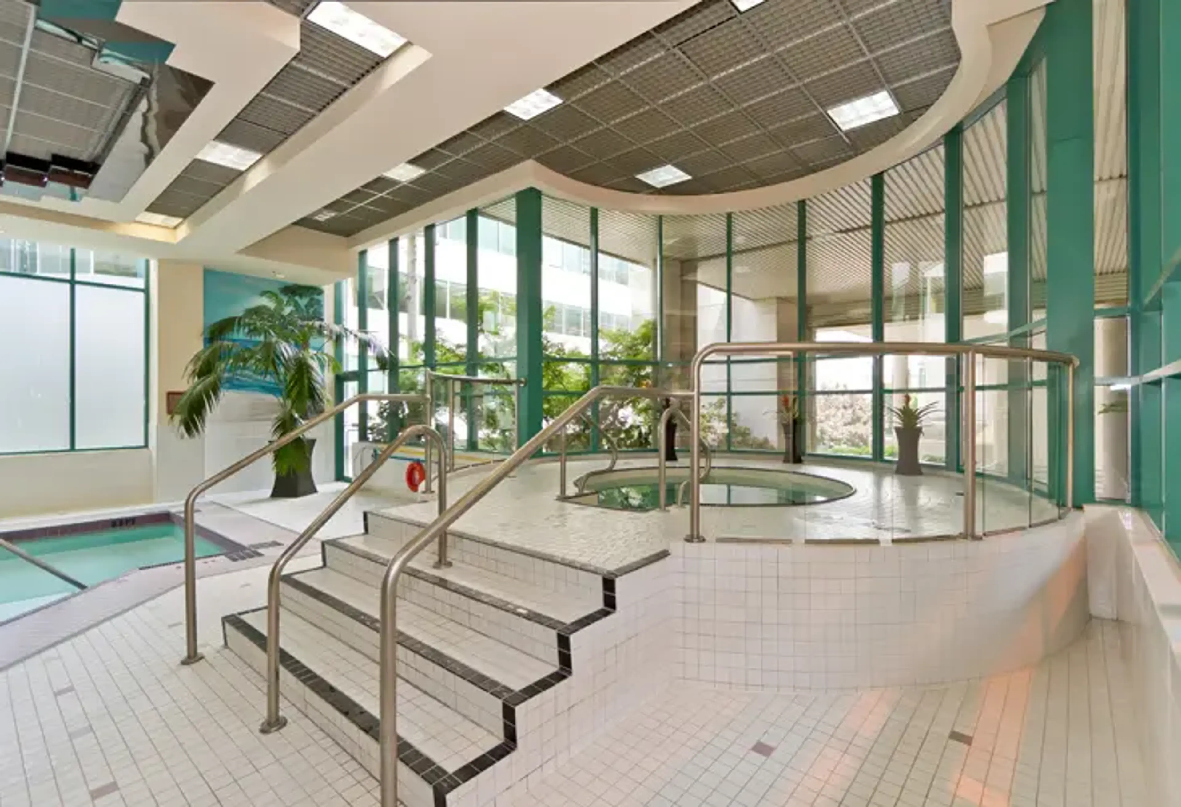 Hot tub at the Rosedale Hotel in Vancouver.