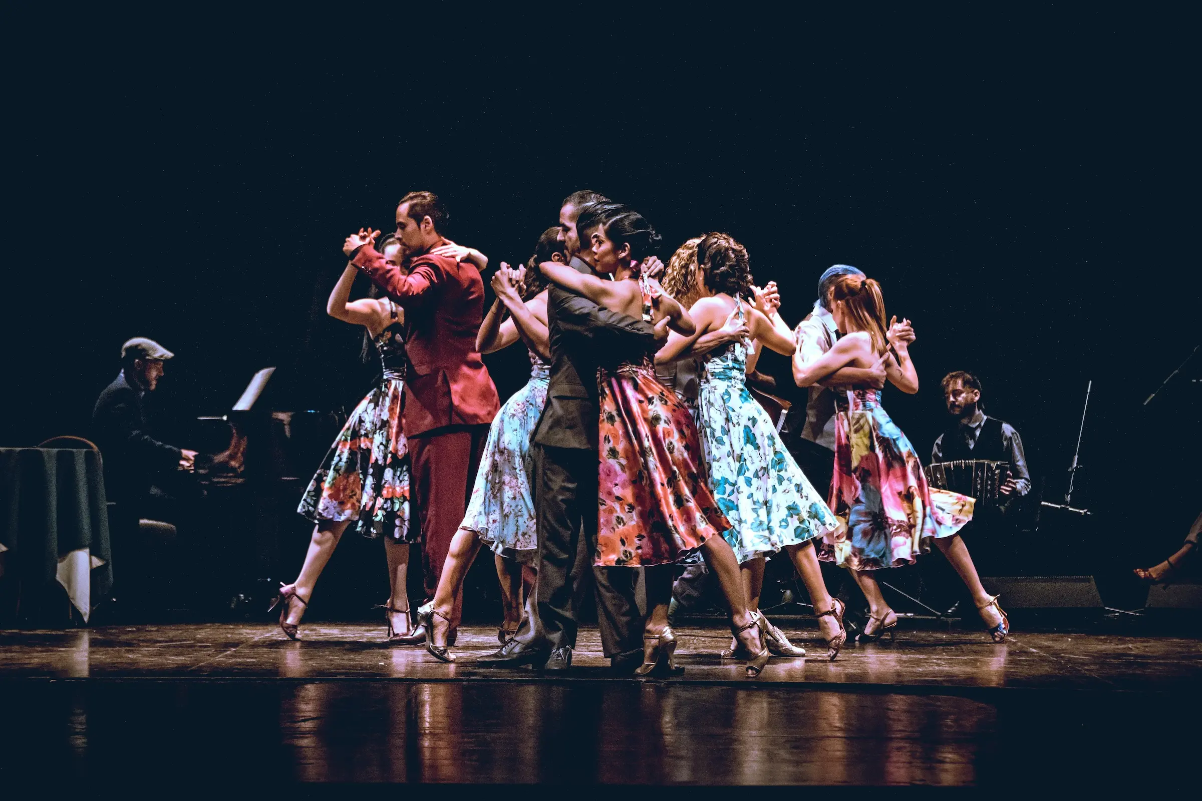 Couples dance in Agustina Videla's Social Tango