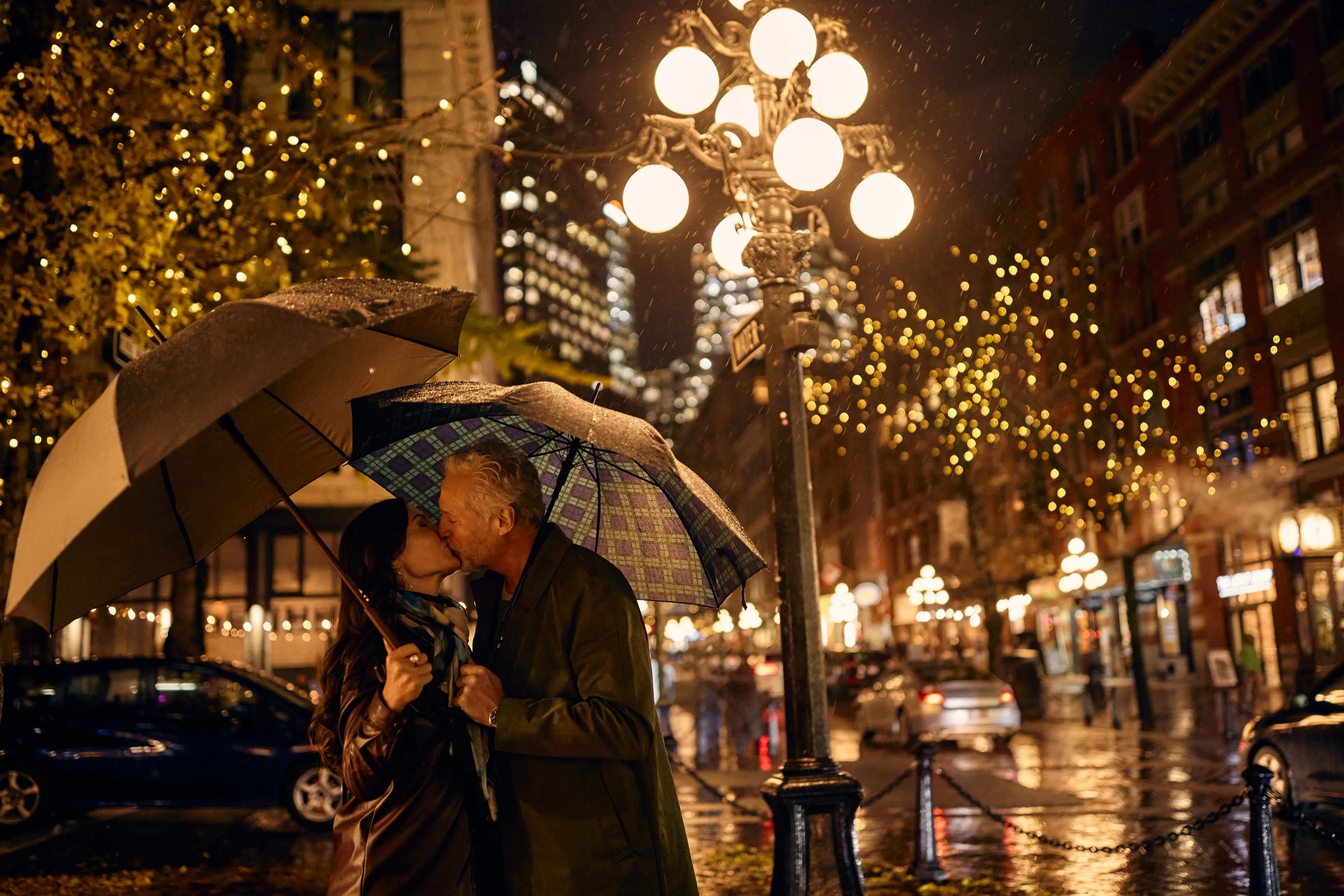 A romantic couple at the Steam Clock in Gastown, Vancouver.