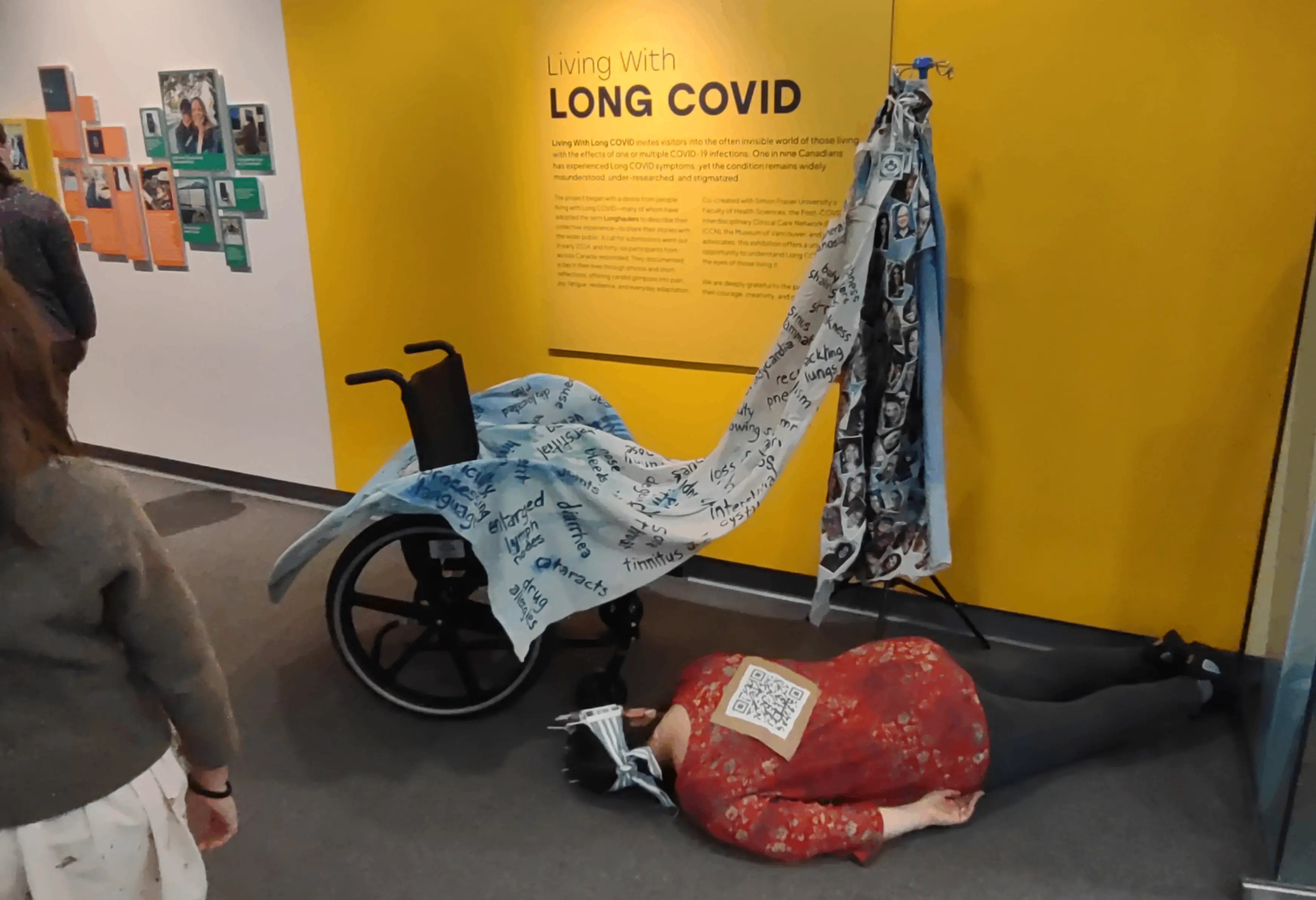 w-6641h-3600-e5ac8f-Emily van LIdth de Jeude_(dis)robe Hospital Gown performance at MOV_Oct 2025_Photo by Markus Roemer_03