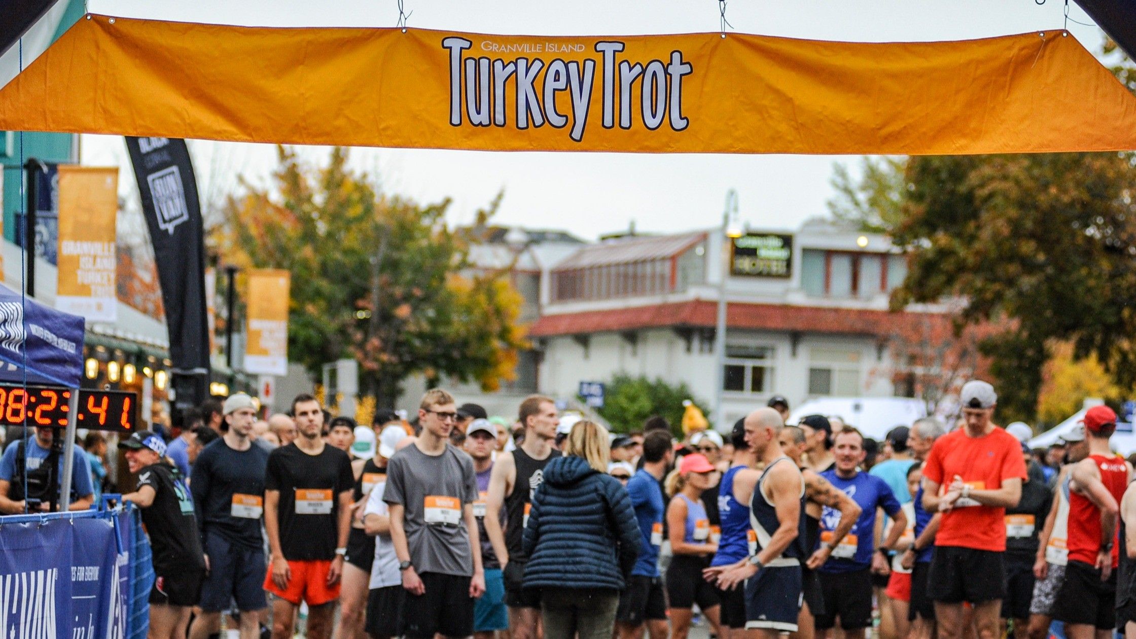 w-2240h-1260-268bdb-TT-00-2023-OCT_8439-start-GranvilleIslandTurkeyTrot-ClarenceChan-RUNVAN