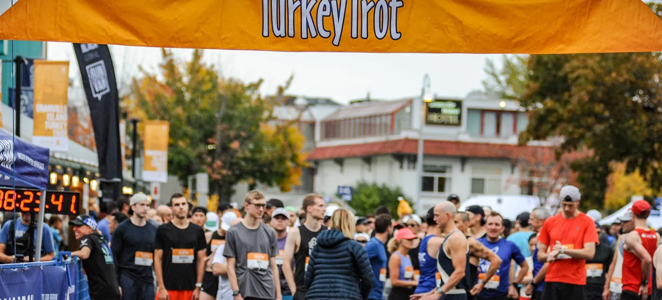 w-2240h-1260-268bdb-TT-00-2023-OCT_8439-start-GranvilleIslandTurkeyTrot-ClarenceChan-RUNVAN
